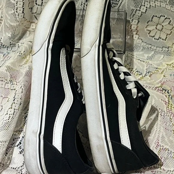 Vans Classic Black and White Low-Top Sneakers size 8.5 women - Picture 5 of 7